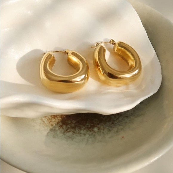 18K Good Classic U Hoop Earrings - Picture 2 of 3